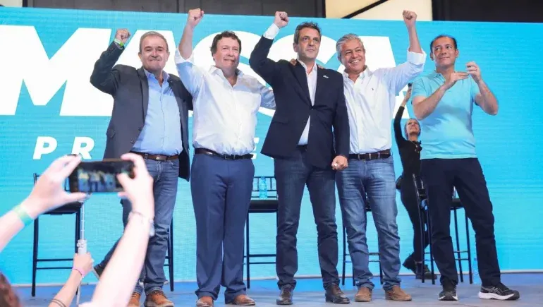 Sergio Massa recibió el apoyo de los gobernadores electos Rolando Figueroa y Alberto Weretilneck.