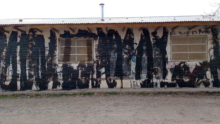 Vandalismo en Costa Norte: pintarrajearon el salón comunitario