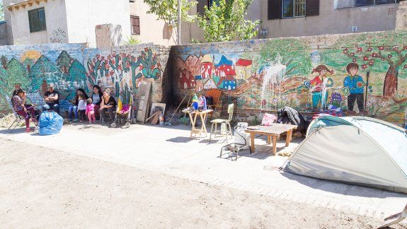 Ocuparon un predio destinado a una plaza. Alimentan a 30 familias, pero se les complica trabajar separados.