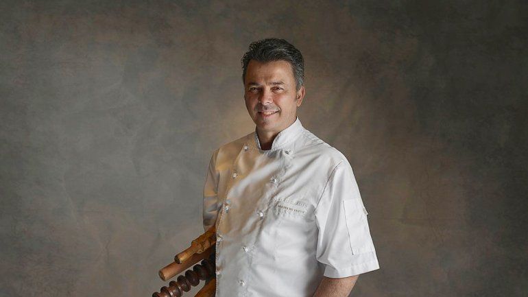 El reconocido chef italiano Donato De Santis cocinará una paella gigante en la Fiesta del Trabajador Portuario.