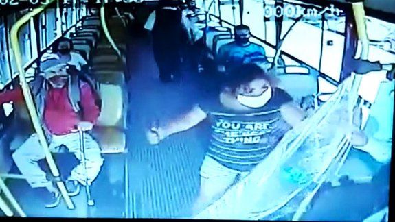Se negó a usar el barbijo en el colectivo y apuñaló al chofer