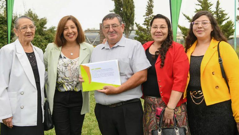 Carreras hizo entrega de títulos de propiedad a familias cipoleñas