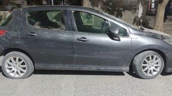taparon un auto robado con una lona, pero la policia lo encontro 