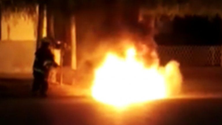 Locura: prendió fuego su moto para que no se la secuestren