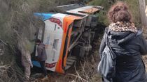 Volcó un micro de Mi Bus en la ruta de acceso al cerro Catedral.