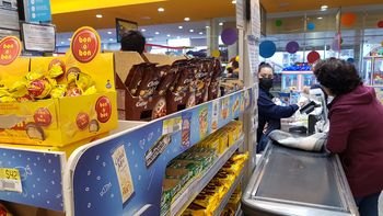 multaron a coto por exhibir alimentos ultraprocesados en la linea de cajas