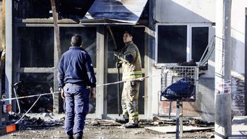 Los Bomberos trabajaron hasta este martes al mediodía en el incendio. Los vecinos la pasaron mal. Foto Anahí Cárdena.