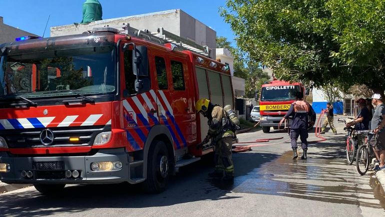 Personal de Bomberos Voluntarios y Protección Civil sofocaron el incendio.