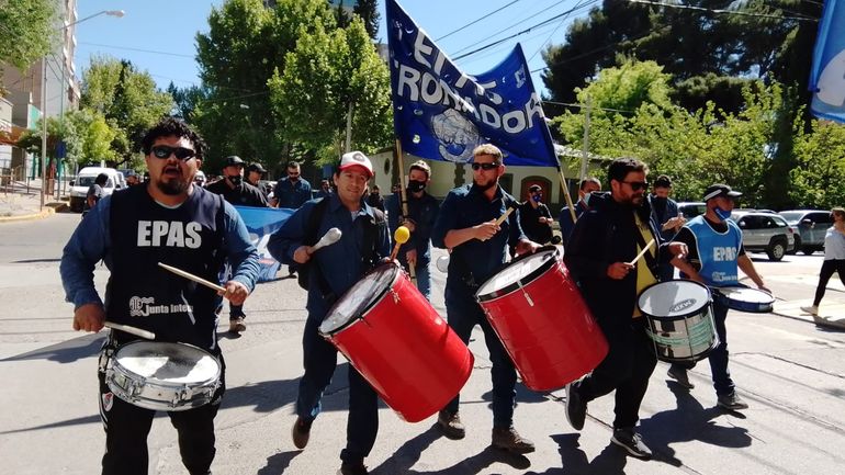 Manifestantes cortan la Ruta 22 en el puente de Arroyito