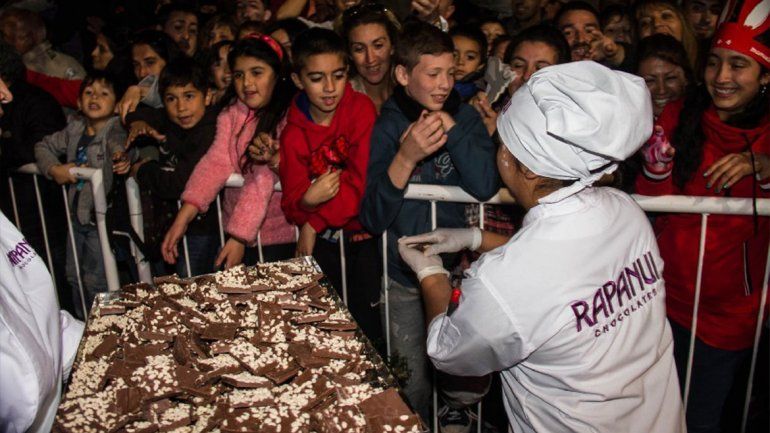 La barra gigante de chocolate se repartió entre más de 20 mil personas