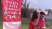 ¿Te querés casar conmigo? Te amo, decía la bandera que le dedicó Germán a Faustina.