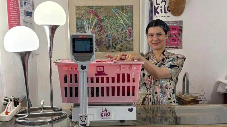 La idea original fue de María Machado Cherny, creadora de la tienda que en diciembre de 2023, cuando estaba a punto de cerrar. “Tenía que liquidar todo”, y lo hizo vendiendo la ropa por kilo. | LMCipolletti.com La idea original fue de María Machado Cherny, creadora de la tienda que en diciembre de 2023, cuando estaba a punto de cerrar. “Tenía que liquidar todo”, y lo hizo vendiendo la ropa por kilo.