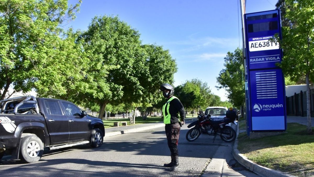Ya funcionan los tótems que miden la velocidad en Neuquén