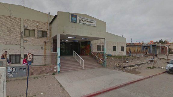 Una alumna internada al caerle la puerta del baño en la cabeza