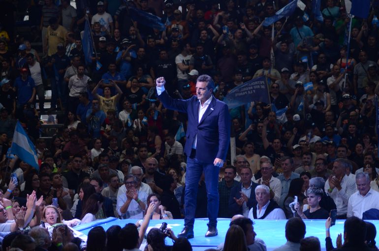 Sergio Massa visitó Cipolletti a días del balotaje presidencial.