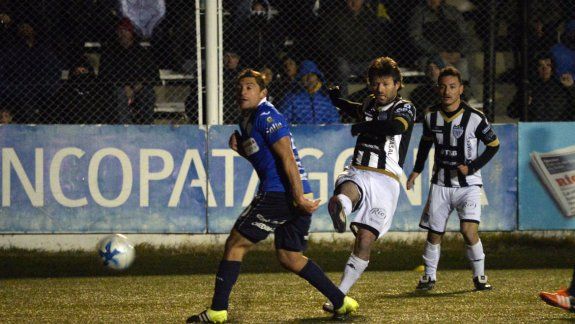 De los pies de Weiner nacieron las mejores jugadas de Cipo. Un centro del mediapunta a la cabeza del Tecla casi termina en el 2-0, pero tapó Sand.