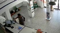 video: entro a vender bolsas de residuos y termino robando