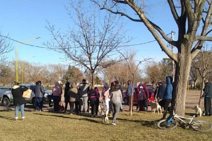 Vecinos enojados con la Muni porque los plantó para vacunar a sus mascotas