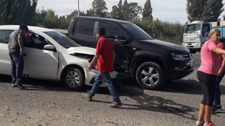 Fuerte choque entre un auto y una camioneta en el cruce de Ruta 22 y acceso a la Isla Jordán