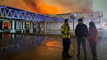 El intendente Rodrigo Buteler recorrió la zona del incendio en el depósito de La Anónima.