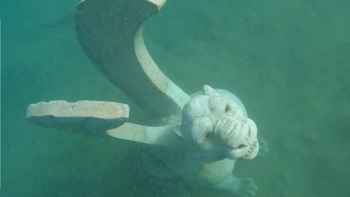 ¿que hace un monstruo con alas en el fondo del lago moquehue?