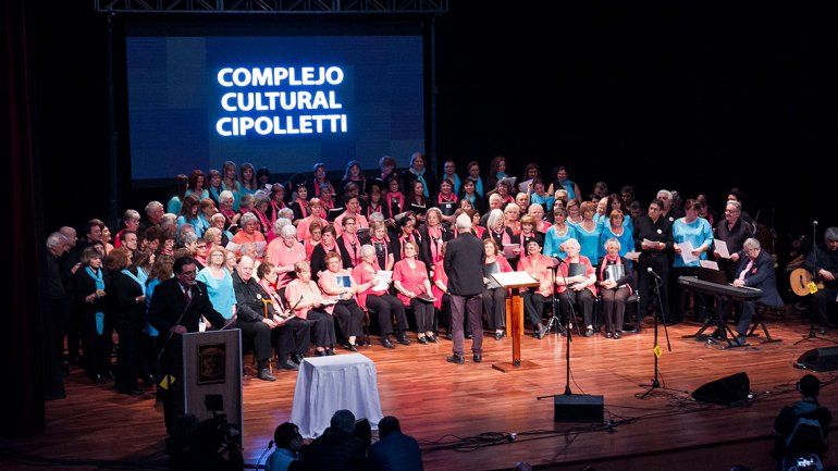 El Coro Polifónico se presentó en la inauguración del Complejo Cultural.