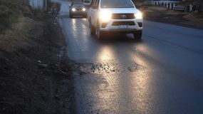 Nuevos baches aparecieron en el sector reasfaltado sobre la Ruta Nacional 151 a la altura del puente ferroviario. | LMCipolletti.com Nuevos baches aparecieron en el sector reasfaltado sobre la Ruta Nacional 151 a la altura del puente ferroviario.