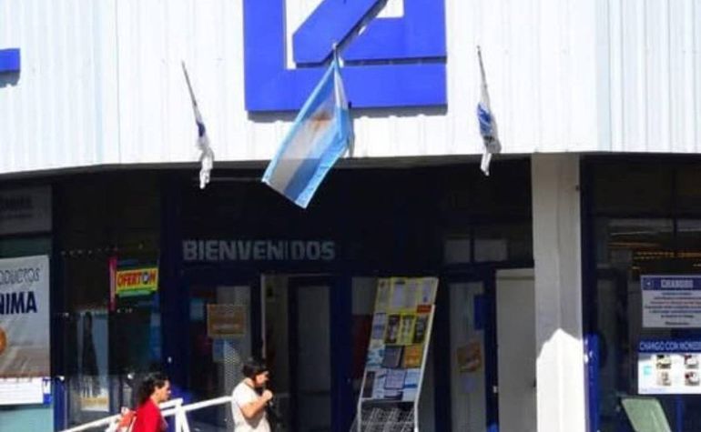 Una imagen de la sede de La Anónima donde se produjo el hecho que alteró la calma de los clientes.