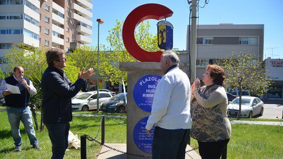 El monolito está en la plazoleta de Fernández Oro y 25 de Mayo.