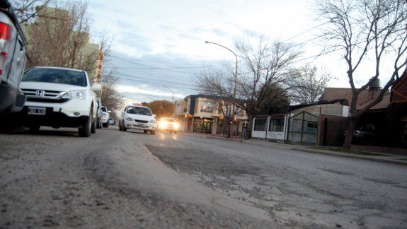 Reparaciones mal hechas, colectivos y el paso del tiempo arruinaron el asfalto del barrio San Pablo.