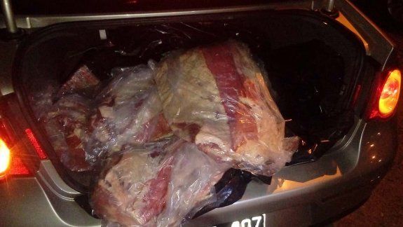Llevaba un baúl lleno de costillares y lo atraparon en un control 