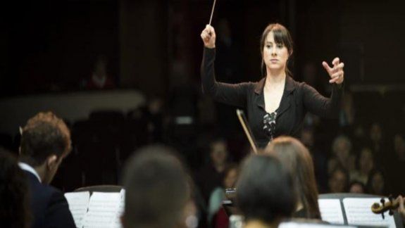 Sube al escenario la Orquesta Filarmónica de mujeres
