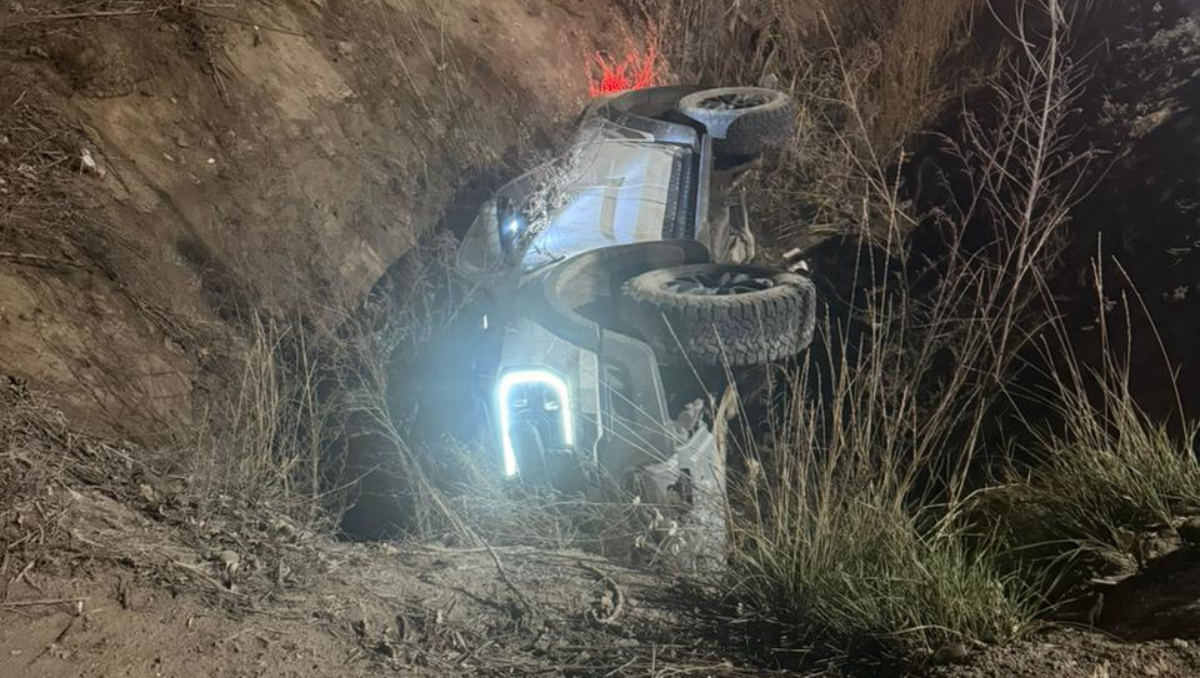 Un hombre volcó con su camioneta en un canal de riego de Cipolletti.