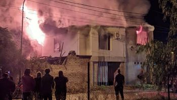 El fuego no perdonó y destruyó un hogar de Catriel. Aún no se había determinado como se iniciaron las llamas. 