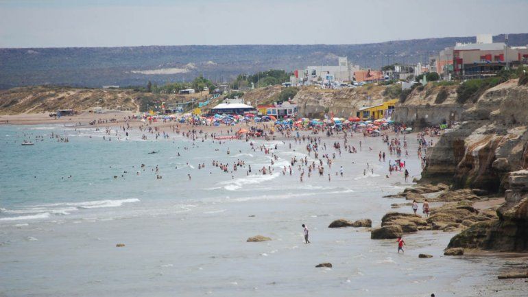Miles de turistas ya disfrutan de las playas en Las Grutas
