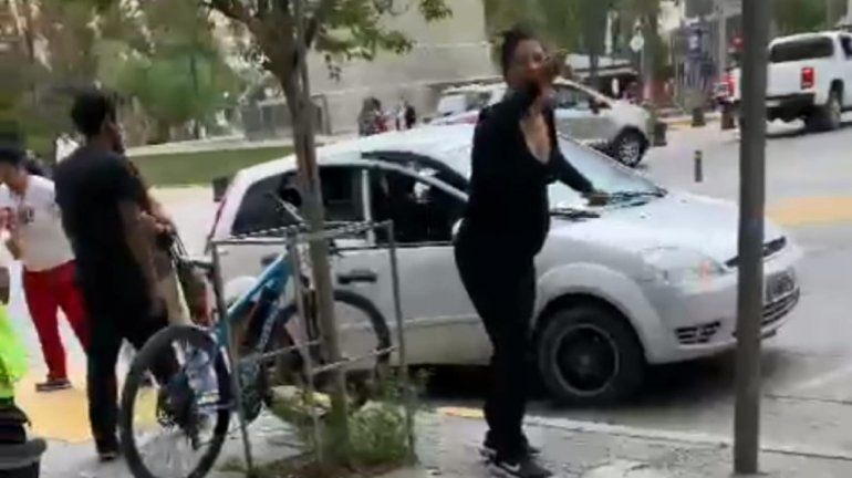 Quién es la conductora que golpeó al inspector de tránsito