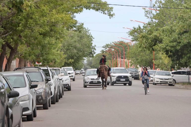El gaucho, en plena ciudad, llegando montado a la escuela donde votó. Foto Anahí Cárdena. 