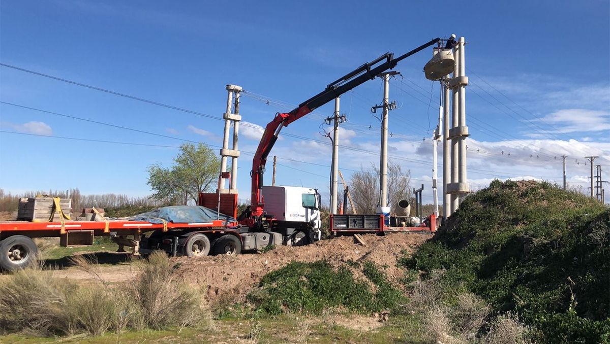 La obra del alimentador Río Colorado,&nbsp; le permitirá a Cinco Saltos y Campo Grande tener más capacidad de abastecimiento eléctrico. Foto: archivo LMC
