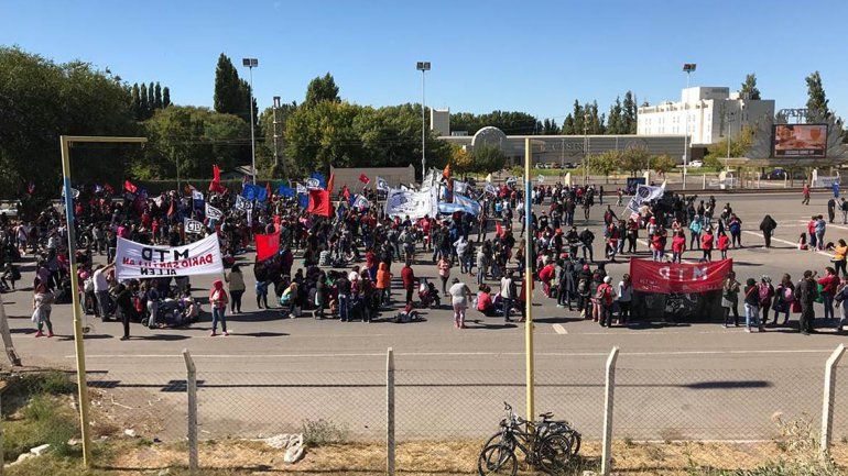 Organizaciones sociales cortan el tránsito de forma total en los puentes carreteros