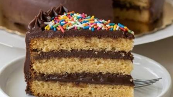Torta de cumpleaños con vainillas y chocolate: la receta sin horno que arrasa en redes