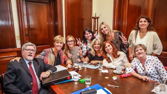 La marea verde se abre paso en el Senado por el aborto 