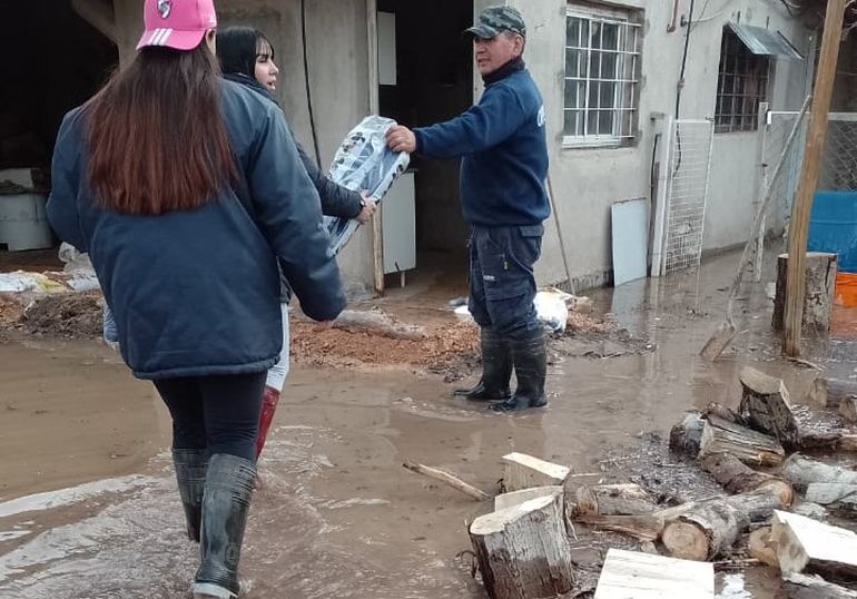 Barrio 2 de Agosto: ayuda solidaria por las inundaciones