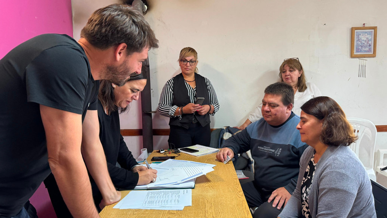 Las firmas de escrituras fue acompañado por el Intendente Rodrigo Buteler.