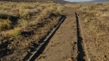 Un desmoronamiento natural de arena y barro cubrieron las vías del Tren Patagónico. Se organizó un operativo para despejar el material.&nbsp;