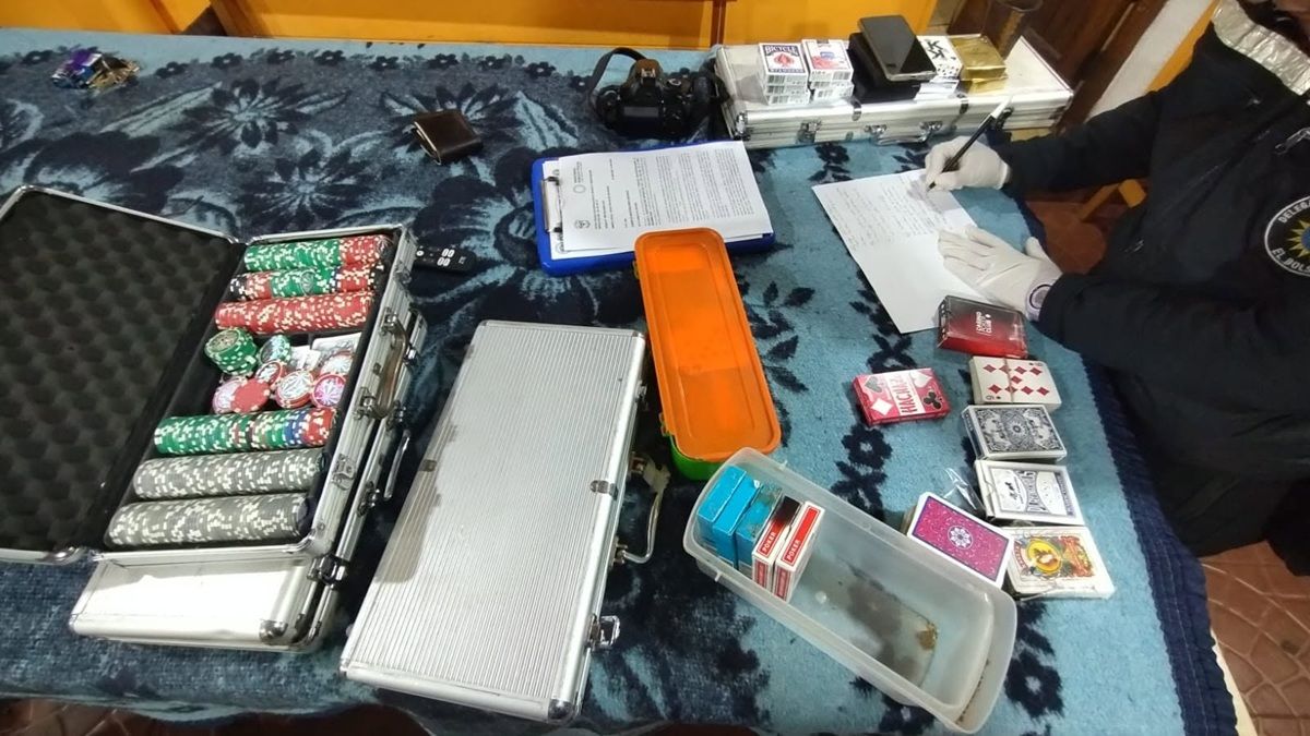 los investigadores confirmaron la presencia de alrededor de una docena de personas que participaban activamente en juegos de apuestas. Foto: Gentileza.