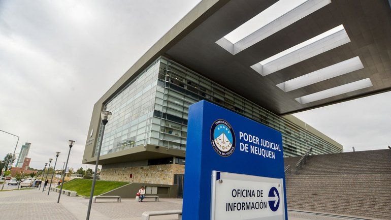 Se negó a un trío sexual y el novio la violó con un amigo en Neuquén