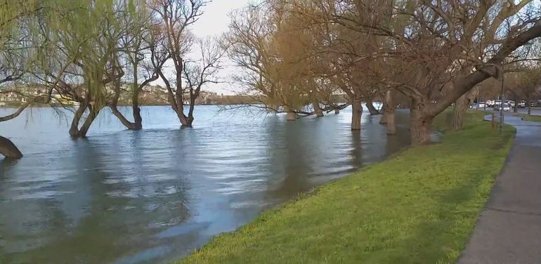 En la costanera de Viedma también hubo importantes crecidas del río Negro.