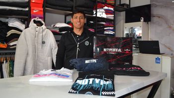 Emanuel, el emprendedor de moda en su local de calle Irigoyen.
