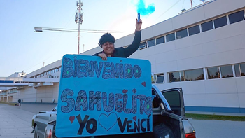 La alegría de Samuelito, que regresó a Cipolletti y se reencontró con su gente.