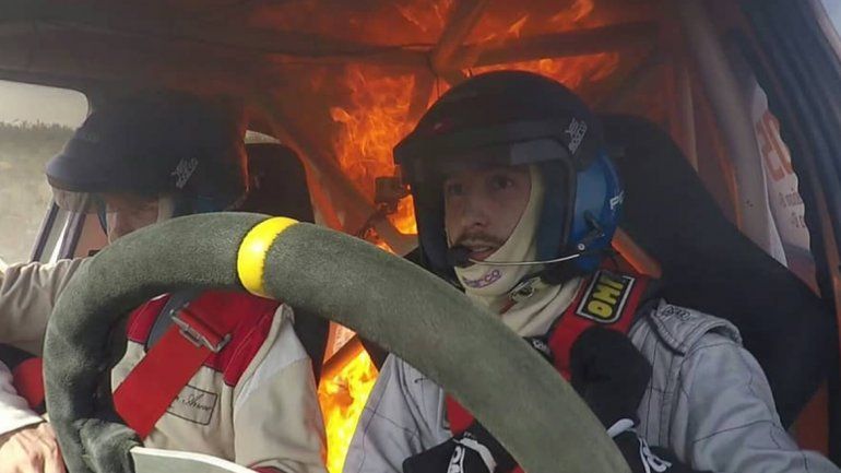 Corrían un rally, se les prendió fuego el auto y todo quedó grabado